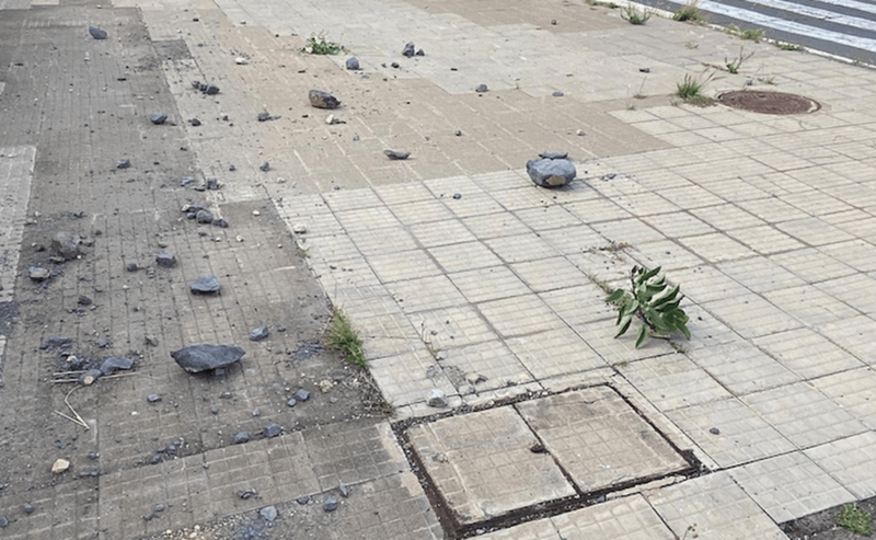 Las piedras caen sobre esta acera, muy frecuentada y que llega hasta el IES Lila / TA